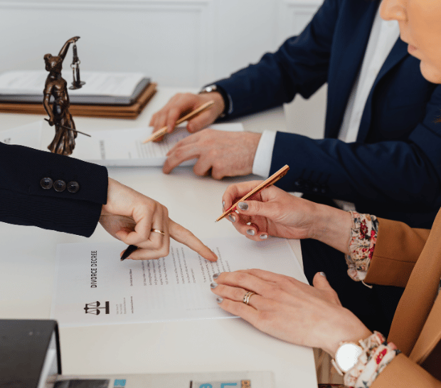 dos clientes firmando un divorcio de mutuo acuerdo